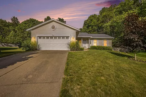 549 Shaw Estates Dr NE, Rockford, MI 49341