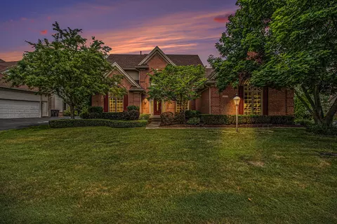 40294 Woodside Dr S, Northville, MI 48168