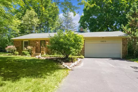 1303 Hall St, Eaton Rapids, MI 48827