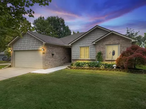 2124 Newburgh Dr, Troy, MI 48083