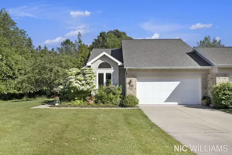 2101 Shetland Dr NE, Grand Rapids, MI 49505