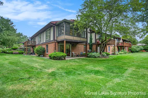 176 Bona Vista Dr NW, Grand Rapids, MI 49504