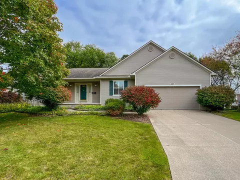 697 Layman Creek Cir, Grand Blanc, MI 48439