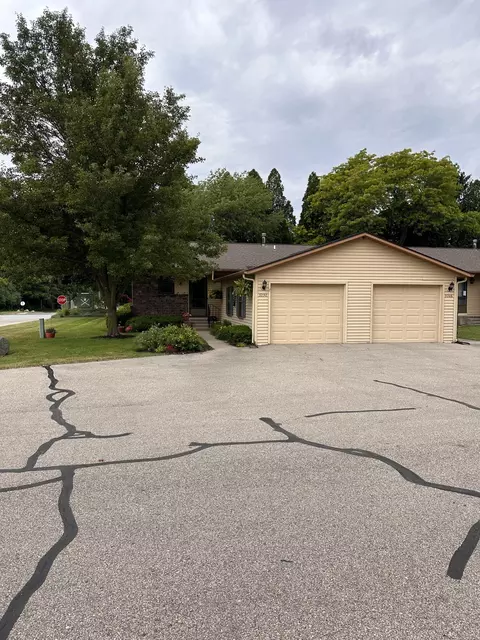 3250 Oxford Dr SE, Kentwood, MI 49512