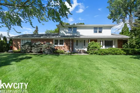3078 Graceview Ct, Waterford, MI 48329