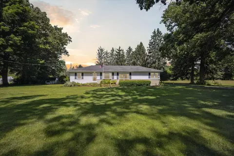 1860 Bakertown Rd, Buchanan, MI 49107
