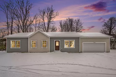 17753 Country Ln, Spring Lake, MI 49456