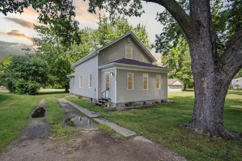 704 Evanston Dr, Jackson, MI 49202