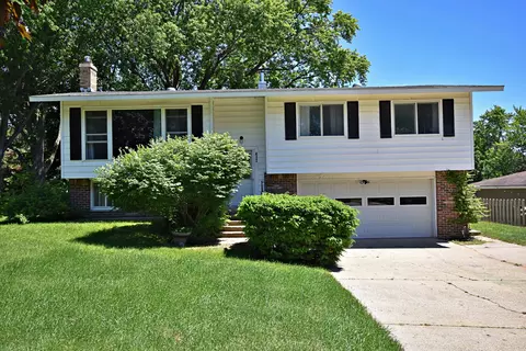417 Crestview Pl, Cadillac, MI 49601