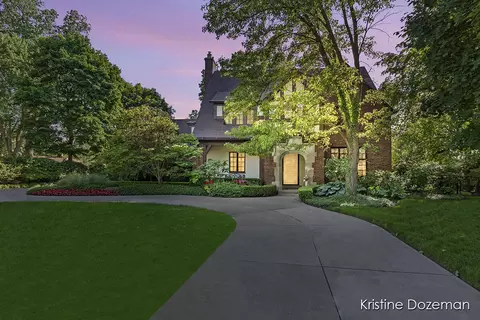 2702 Robinson Rd SE, Grand Rapids, MI 49506