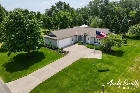 851 Bluff Lake Dr, Zeeland, MI 49464