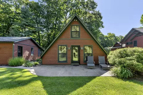 2488 Lakefront Dr, Holland, MI 49424