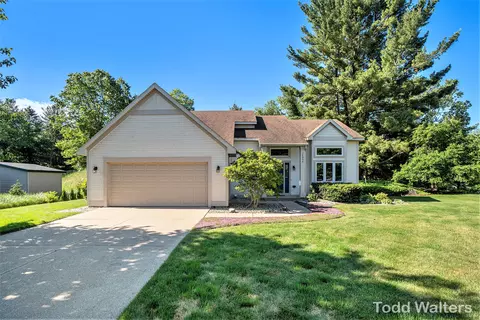 16698 Ashley Ln, Holland, MI 49424