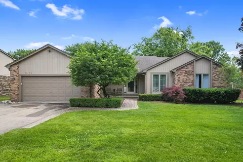 1331 Fountain Dr, Troy, MI 48098
