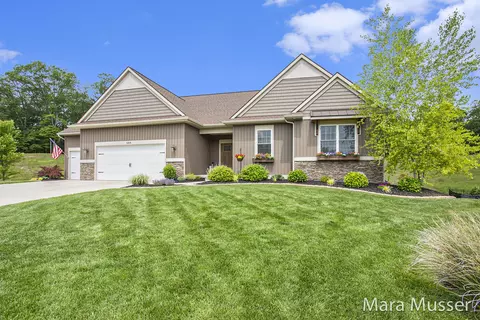 12815 Den Houter Valley Dr, Lowell, MI 49331