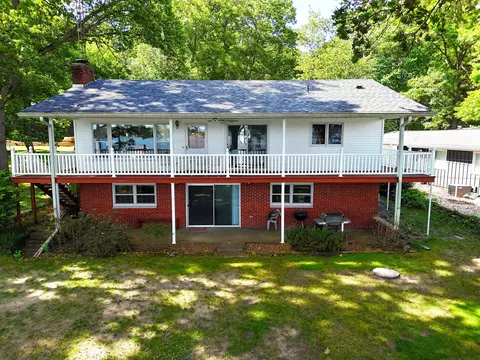 50180 Adams Ct, Dowagiac, MI 49047