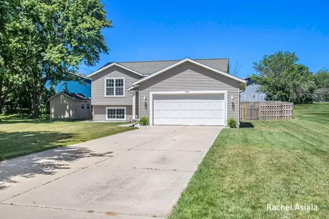 883 Rosewood St, Jenison, MI 49428