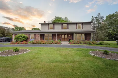 5681 Beechview Dr, Rochester, MI 48306