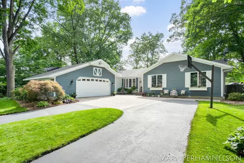 6689 Knollview Dr, Hudsonville, MI 49426