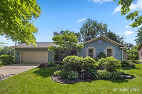 7058 Oak Hollow Ct, Georgetown, MI 49428