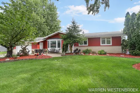 596 Huizenga St, Zeeland, MI 49464