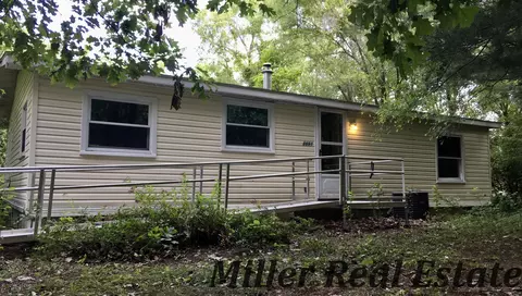 8691 Chain O Lakes Dr, Delton, MI 49046