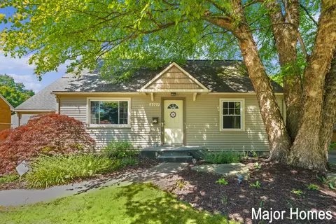 2027 Diamond Ave NE, Grand Rapids, MI 49505