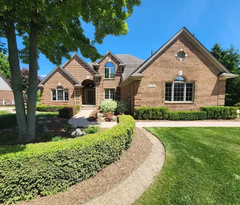 62472 Hidden Pond Dr, Washington, MI 48094