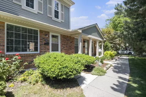 2952 W Whittier Ct, Ann Arbor, MI 48104