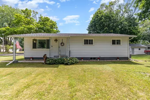 305 5th St, Breckenridge, MI 48615