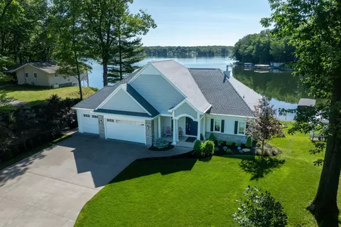 10970 N Marywood Dr, Stanwood, MI 49346