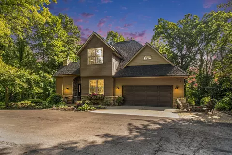 735 Oak Crest Ln, Benton Harbor, MI 49022