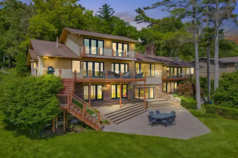 6809 Deerhill Dr, Clarkston, MI 48346