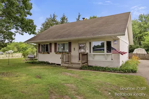322 10th Ave, Three Rivers, MI 49093