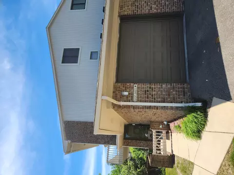 6630 Maple Lakes Dr, West Bloomfield, MI 48322