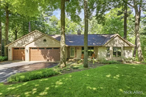 3170 Riverwoods Dr NE, Rockford, MI 49341