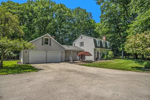 3997 Braeburn Dr, Norton Shores, MI 49441