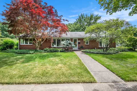 2910 Oakwood Dr SE, East Grand Rapids, MI 49506