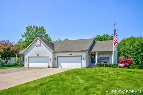 14552 Twin Oaks St, Holland, MI 49424