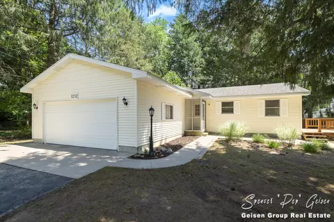 1212 Crescent St, Greenville, MI 48838