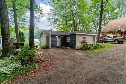 2656 Geneva Lake Dr, Shelbyville, MI 49344