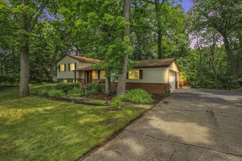 9337 Forest Edge Dr, South Lyon, MI 48178