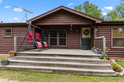1042 W Freeport Rd, Freeport, MI 49325