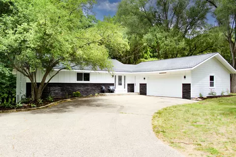 2661 Van Dam Dr NE, Belmont, MI 49306