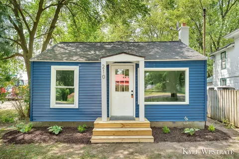 210 Oak St, Sheridan, MI 48884