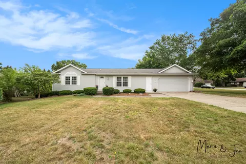 4076 Summit View Dr NE, Grand Rapids, MI 49525