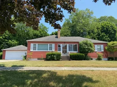 569 Ravinia Dr, South Haven, MI 49090