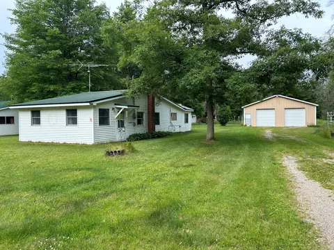 2553 S Walnut Ave, White Cloud, MI 49349