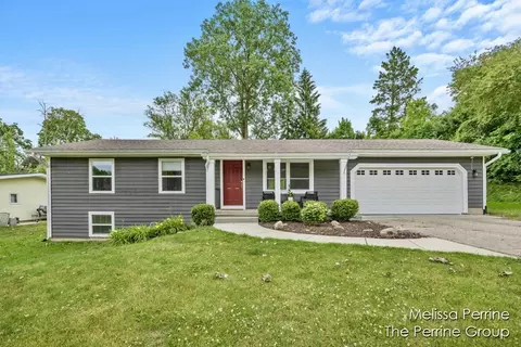 108 Robinhood Dr NE, Grand Rapids, MI 49546