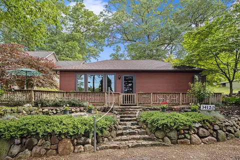 34120 Hillside Dr, Paw Paw, MI 49079
